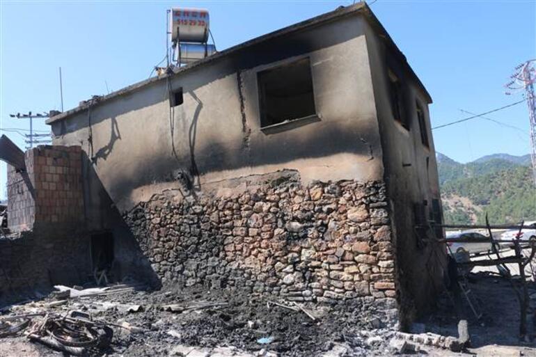 10 yıl önce bakkalı yanmıştı, Adanada iki gün önce çıkan yangında evi de kül oldu