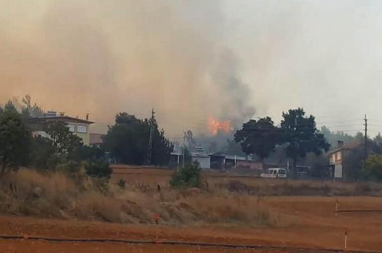 Bir kötü haber de Uşaktan Orman yangını evlere sıçradı