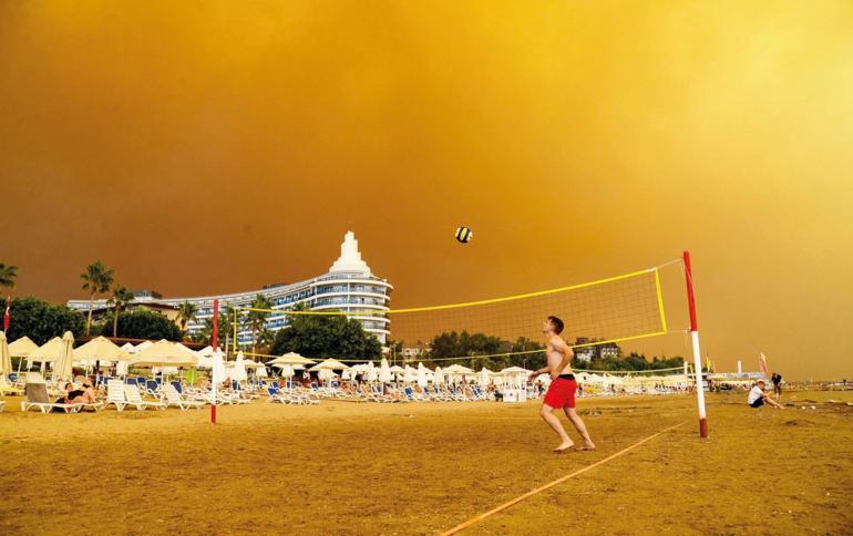 Yangın manzarasında tatile devam etmek