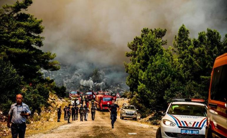 Son dakika... Manavgata bağlı Sırtköyde alevler 20 metreyi buldu, acı haber geldi Yusuf Demirli yardım götürmek isterken hayatını kaybetti