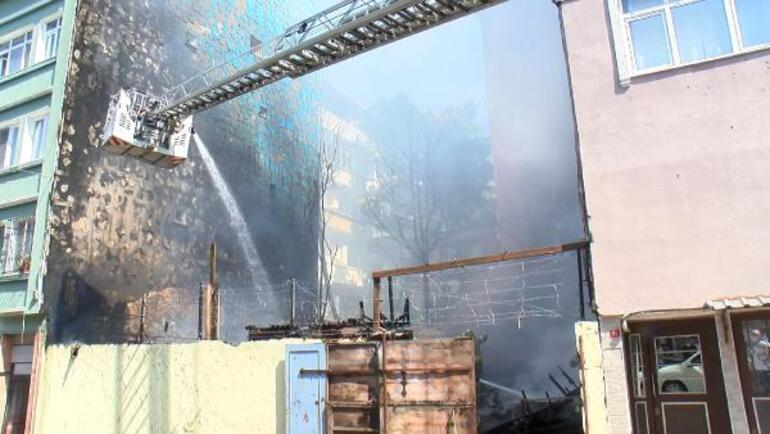 Son dakika... İstanbul Fatihte korkutan yangın Alevler yandaki binalara sıçradı