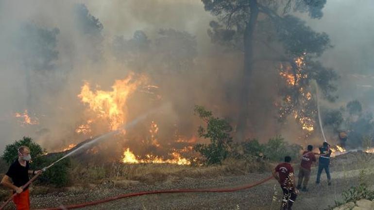 Son dakika... Antalya Beydiğindeki yangın devam ediyor Alevler hızla ilerliyor, 2 mahalle tehdit altında