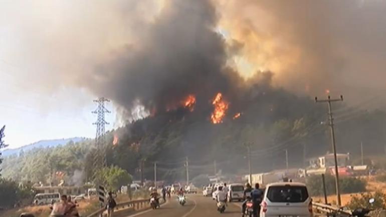 Hisarönü yangına teslim oldu… Ekipler uyarıyor, bölge halkı evlerini terk ediyor