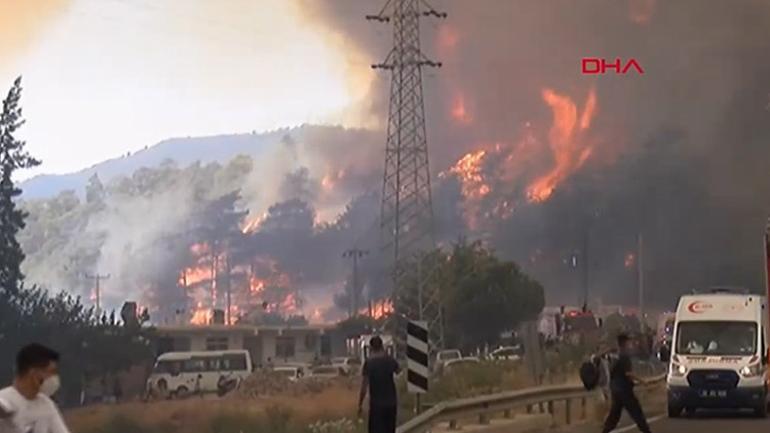 Hisarönü yangına teslim oldu… Ekipler uyarıyor, bölge halkı evlerini terk ediyor