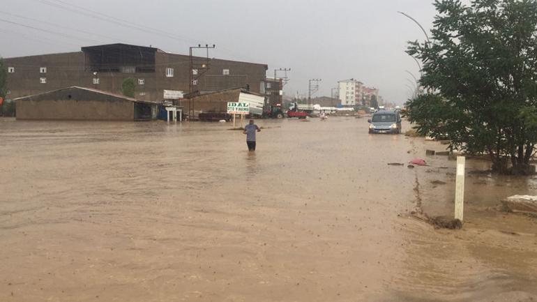 Van-Hakkari kara yolu sel nedeniyle kapandı İş yerlerini su bastı...