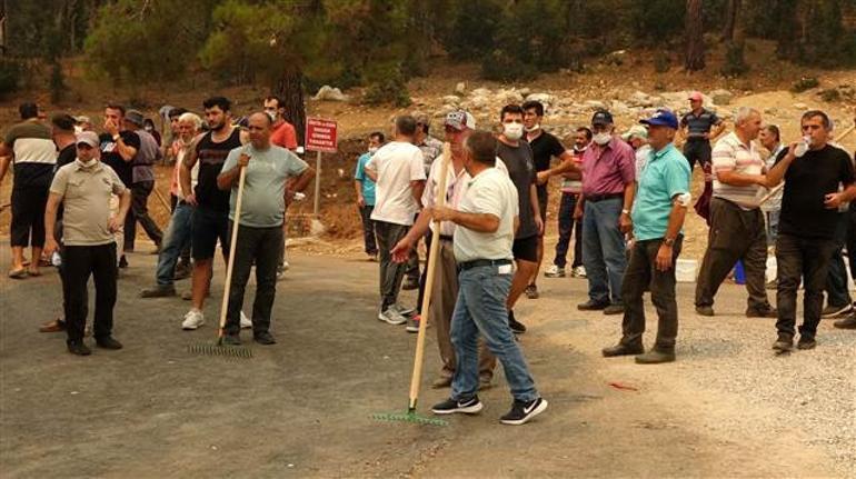 Gündoğmuştaki yangın kara yoluna ilerliyor, ilçe merkezine giriş kapatıldı Bölgedeki durum telsiz konuşmalarına da yansıdı