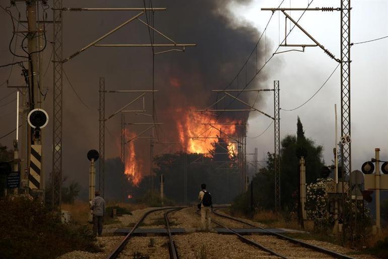 Η φωτιά έπιασε την Ελλάδα ... Οι φλόγες έφτασαν σε κατοικημένες περιοχές: Μην βγείτε εκτός αν χρειαστεί