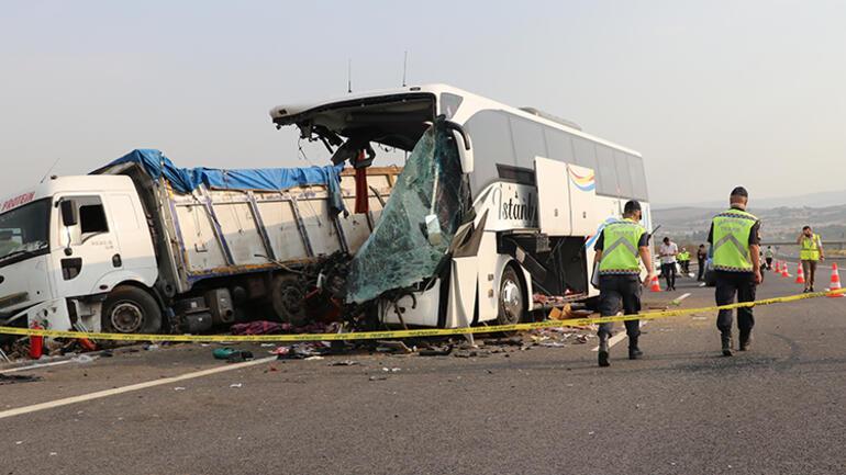 Son dakika: Somada otobüs TIRa çarptı... 9 kişi öldü, 30 yaralı var