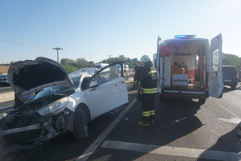 Tekirdağda korkunç kaza Servis minibüsü, önündeki otomobile çarptı: 2 ölü, 4 yaralı