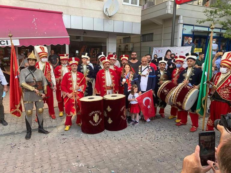 Buse Naz Çakıroğlu’na mehterli karşılama Sürpriz karşısında gözyaşlarını tutamadı