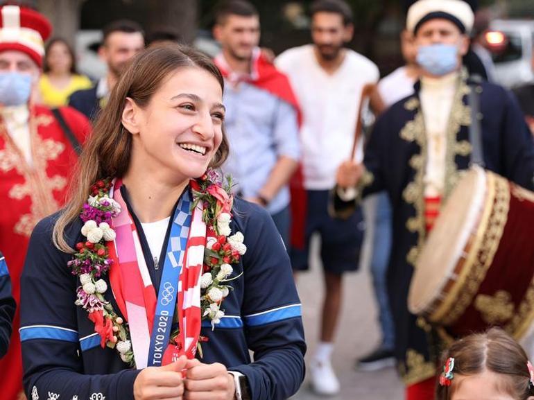 Buse Naz Çakıroğlu’na mehterli karşılama Sürpriz karşısında gözyaşlarını tutamadı