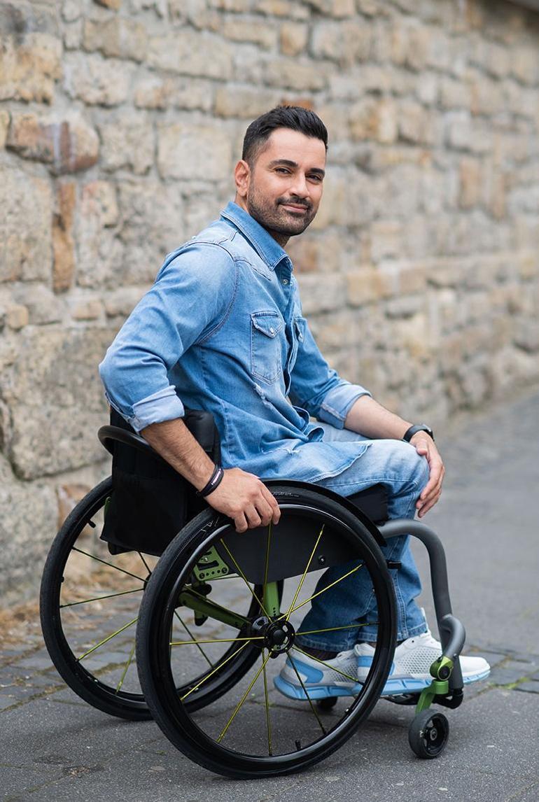 Milyonlar izliyor: Tekerlekli sandalyeli doktor