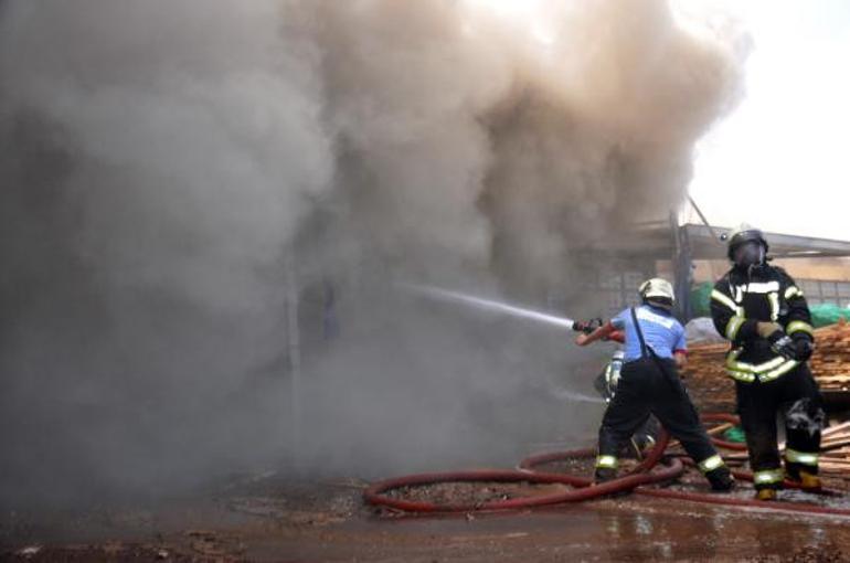 Karamanda kereste deposu yangını