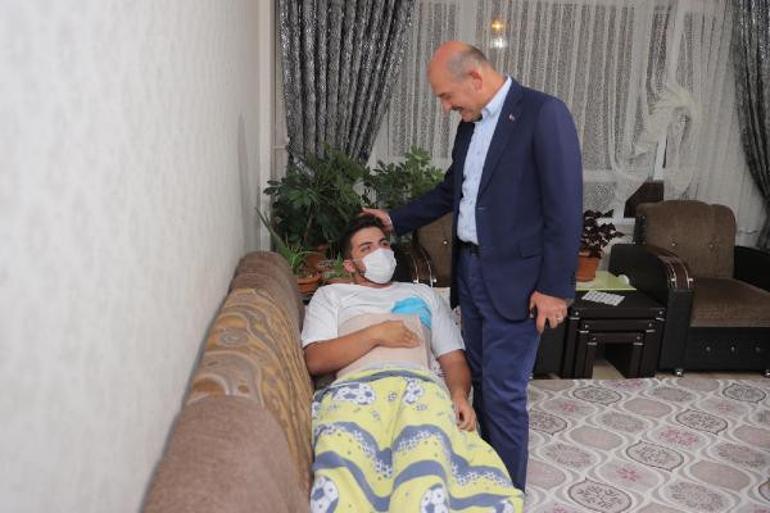 Bakan Soylu, Ankarada bıçaklı kavgada ölen Emirhan Yalçın ile yaralanan Ali Yasin Ülgerin ailelerini ziyaret etti