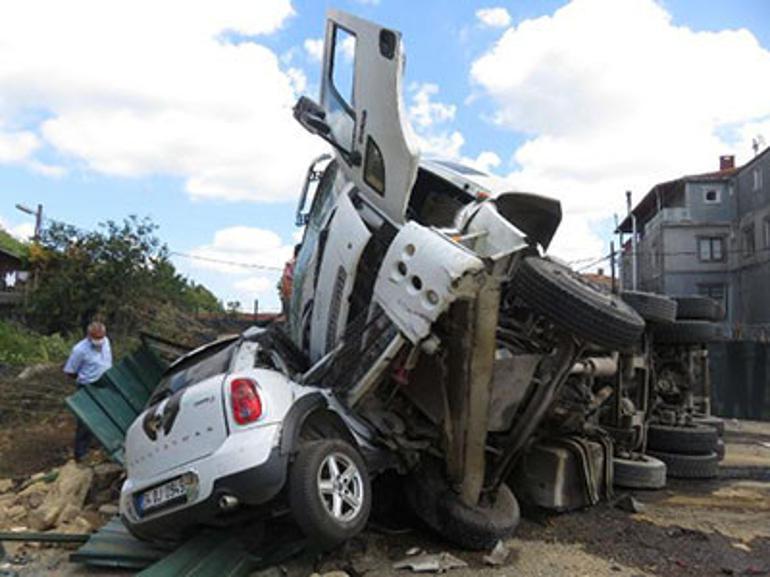 Kamyon otomobilin üzerine devrildi 30 saniye ile ölümden döndü