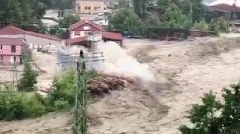 Selde kereste fabrikasının yıkılma anı kamerada