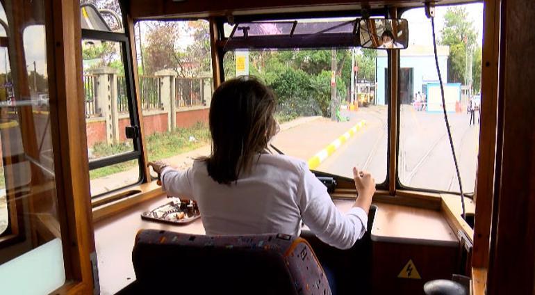 Kadıköyde nostaljik tramvayın ilk kadın makinistleri göreve başladı