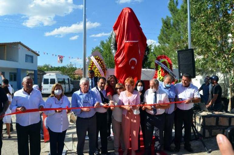 Doğdukları mahalleye 3,5 metrelik Atatürk heykeli yaptırdılar