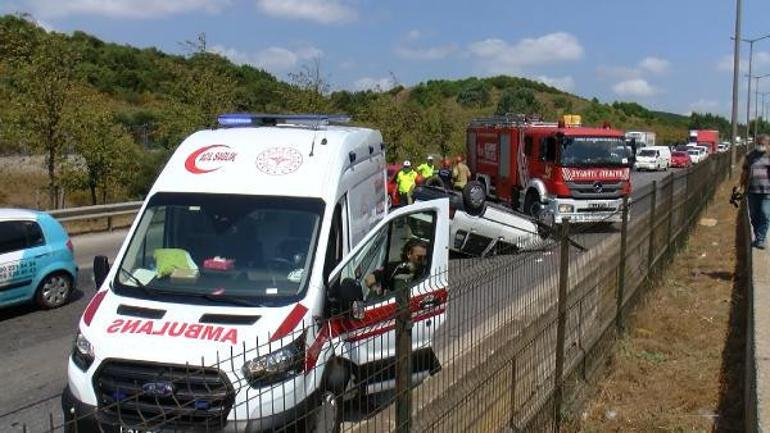 Otomobil takla attı, trafik kilitlendi