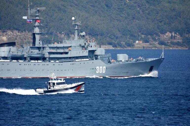 Rus savaş gemisi ’Smolnyy’ Çanakkale Boğazı’ndan geçti