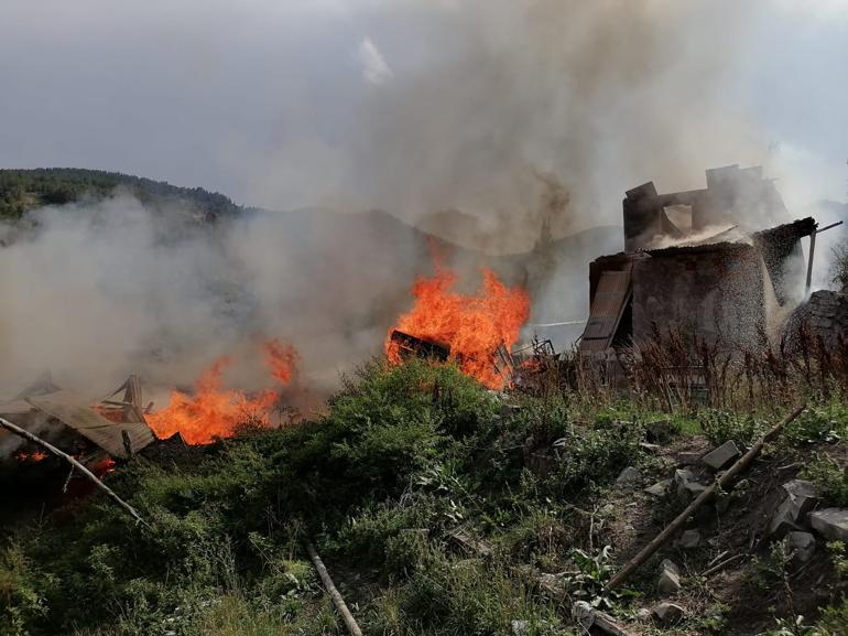 Erzurumda korkutan yangın 6 ev alevlere teslim