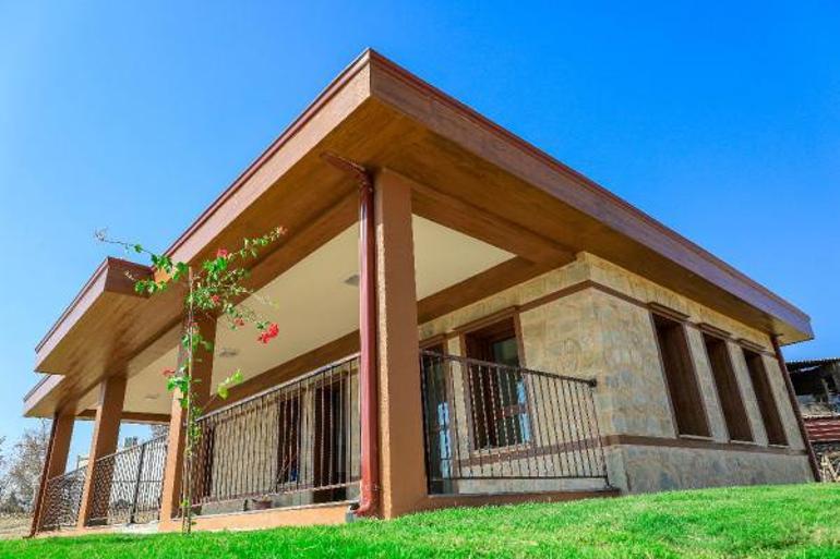 Ölümden dönen yaşlı çiftin, örnek proje olan yangına dayanıklı evi 15 günde bitti