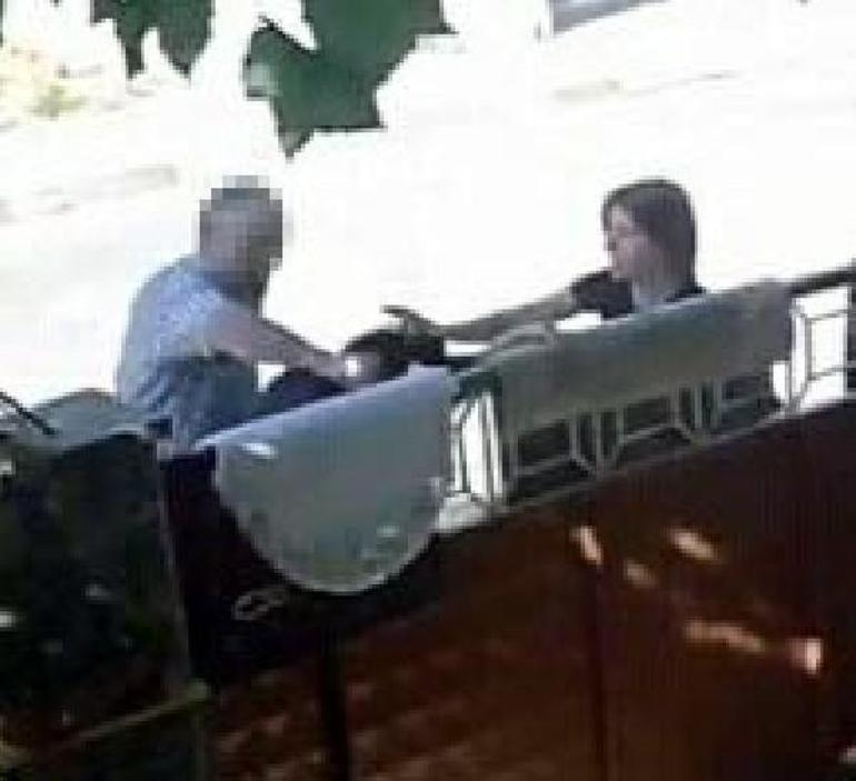 71 yaşındaki komşusu dehşeti yaşattı Defalarca yumrukladı... Anbean kamerada