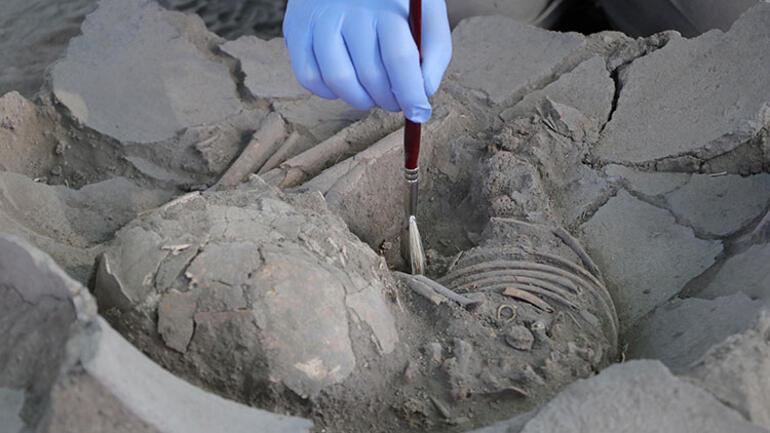 Eskişehirde tarihin derinlikleri gün yüzüne çıktı 5 bin yıllık çocuk mezarları...