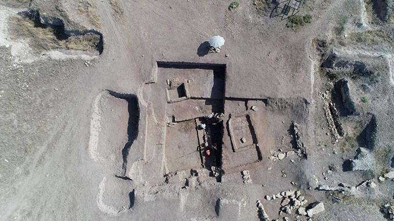 Eskişehirde tarihin derinlikleri gün yüzüne çıktı 5 bin yıllık çocuk mezarları...