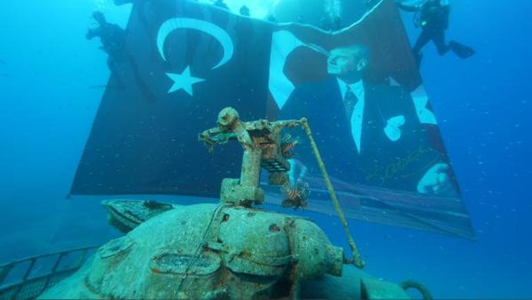 Zaferin yıl dönümünde deniz altında 45 tonluk tankla poz