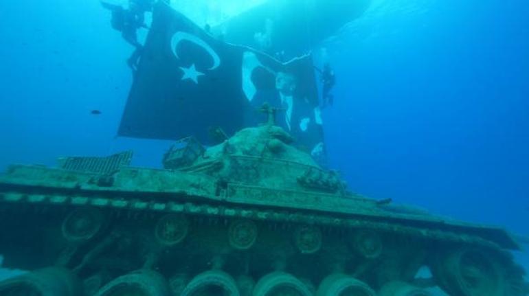 Zaferin yıl dönümünde deniz altında 45 tonluk tankla poz