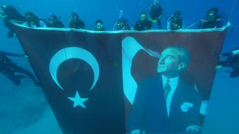 Zaferin yıl dönümünde deniz altında 45 tonluk tankla poz