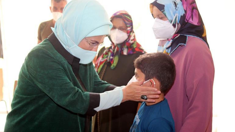 Emine Erdoğandan sel felaketinin yaşandığı Bozkurta geçmiş olsun ziyareti