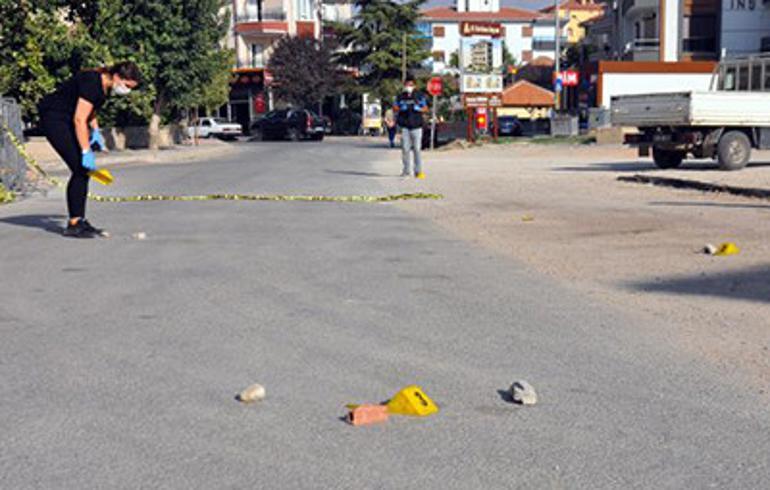 Sokakta çatışma çıktı, balkonda uyuyan kadın yaralandı