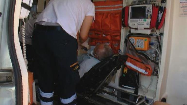 Pendikte bariyerlere çarpan otomobil takla attı