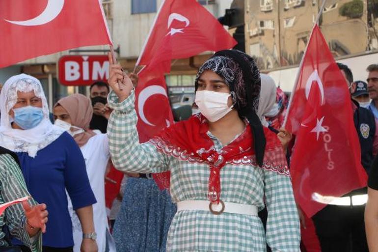 Oğluna kavuşan anne, HDP il binası önünde Türk bayrağıyla halay çekti