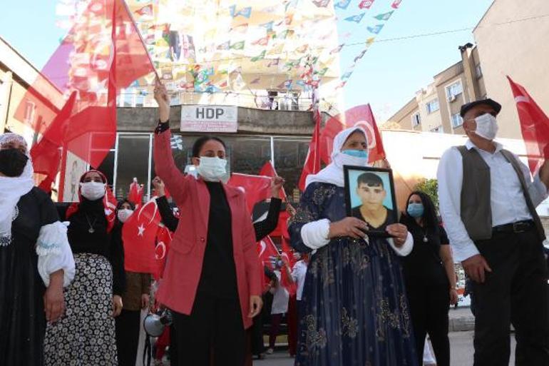 Oğluna kavuşan anne, HDP il binası önünde Türk bayrağıyla halay çekti
