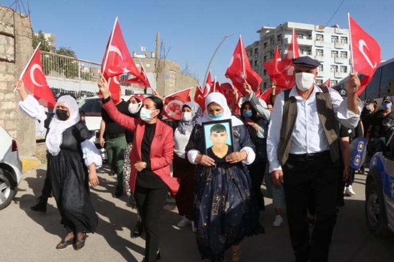 Oğluna kavuşan anne, HDP il binası önünde Türk bayrağıyla halay çekti