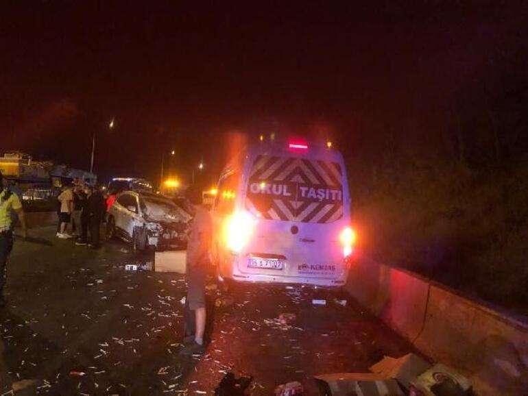 İzmirde 6 aracın karıştığı feci kaza 1’i ağır, 11 yaralı