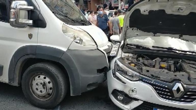 Sultangazide servis aracı okul önünde bekleyen öğrenci ve velilere çarptı