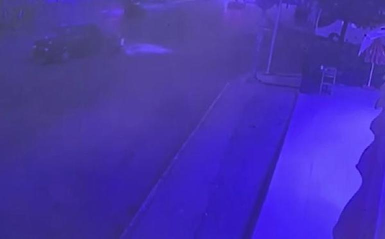 Caddeyi savaş alanına çevirdi Kaza anı kamerada