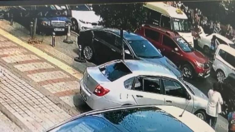 Güngörende hamile kadınla çocuğu iki otomobil arasına sıkıştı