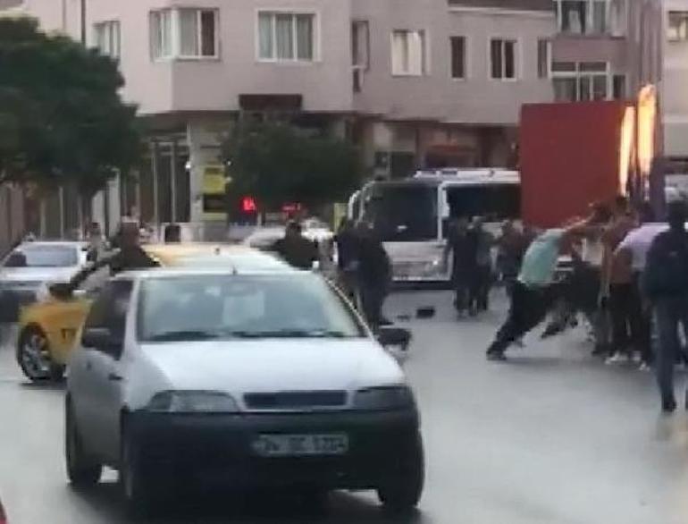 Pendikte yol verme kavgasında ortalık karıştı Yumruk yumruğa kavga ettiler
