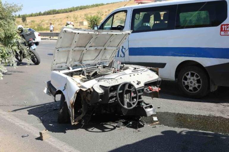 Gaziantepte feci kaza Direğe çarpan otomobil ikiye bölündü: 2 ölü, 2 yaralı