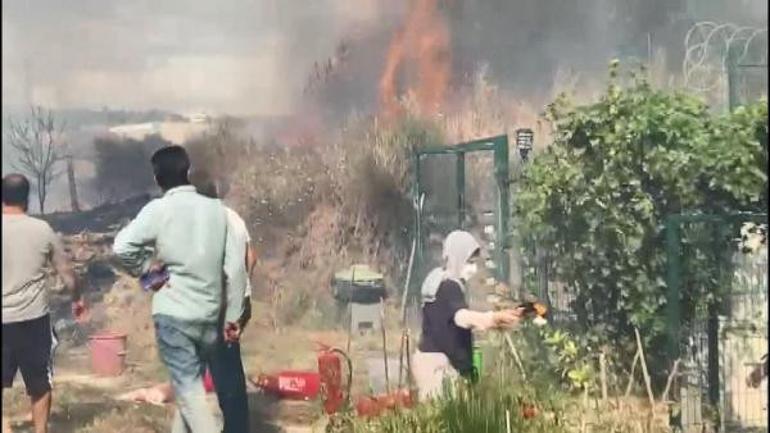 Büyükçekmecede otluk alanda yangın Yerleşim alanlarına yaklaşınca panik yarattı