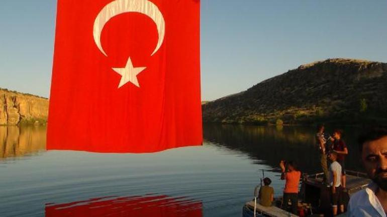 Fırat ve Göksunun birleştiği kanyona 96 metrekarelik Türk bayrağı