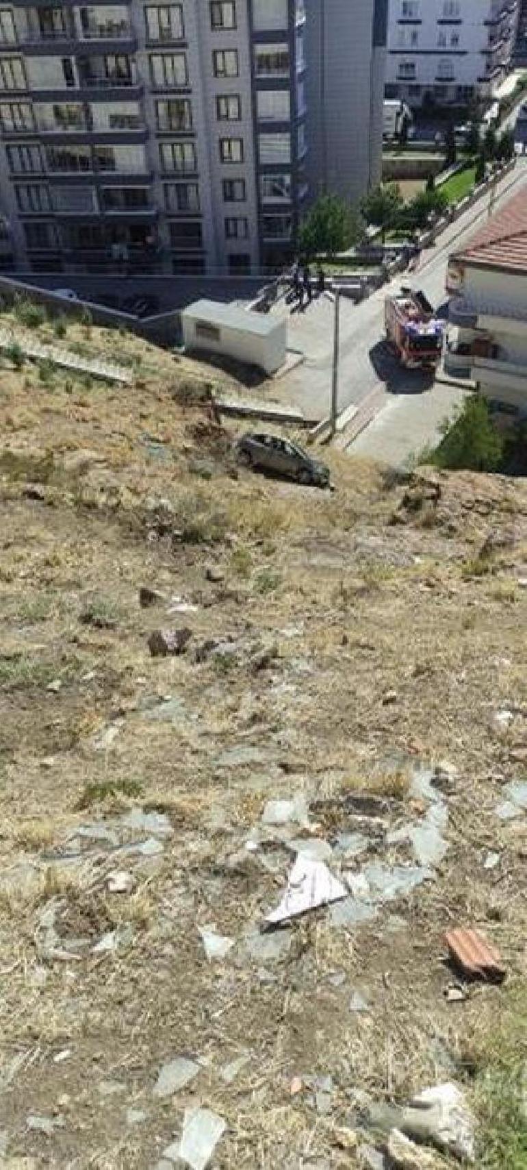 Otoparkta geri manevra yaparken 20 metreden yuvarlanan sürücü hayatını kaybetti