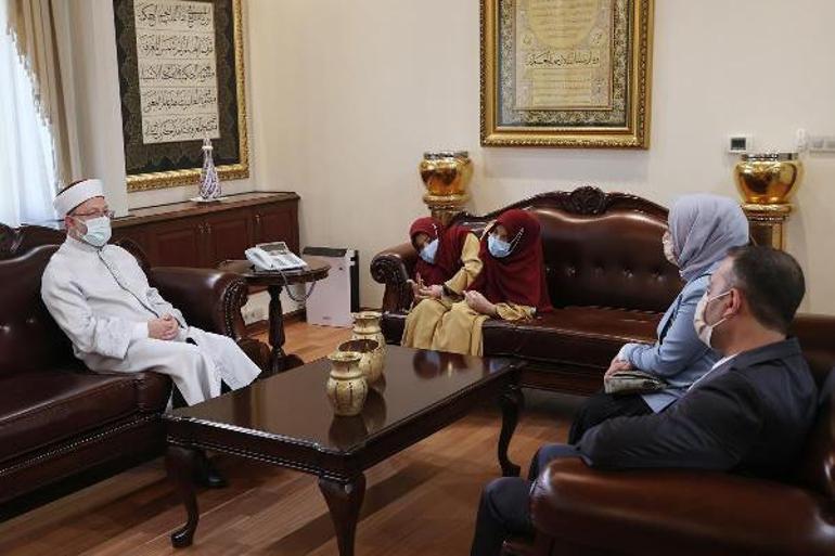 Diyanet İşleri Başkanı Erbaş, siyam ikizleri ile bir araya geldi