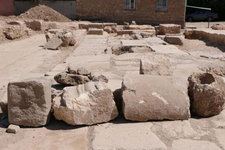 Perre Antik Kentindeki kazılarda sütun ve yazıtlar bulundu