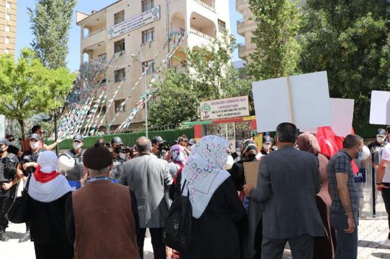 Vanda HDP önünde eylemdeki anneden yürek yakan sözler... Kızım savcı olacaktı, hayallerini çaldılar